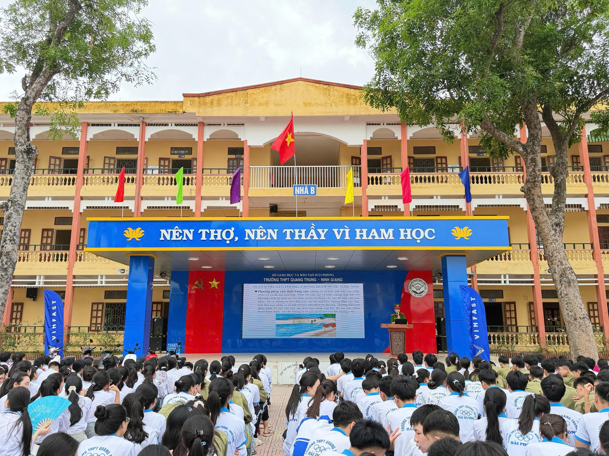 Công an xã Hồng Châu phối hợp tuyên truyền phòng, chống tai nạn đuối nước và trật tự, an toàn giao thông cho học sinh